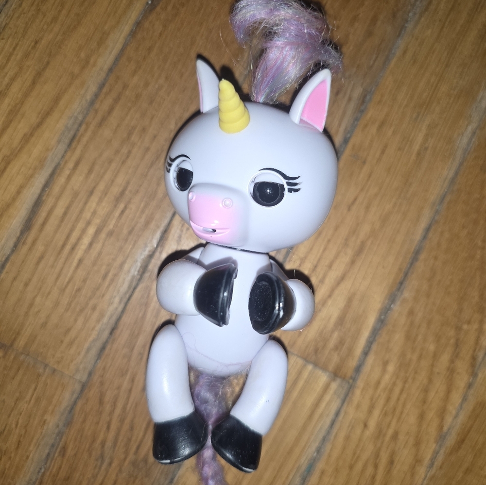 WowWee Fingerlings Gigi Interactive Unicorn NWOB